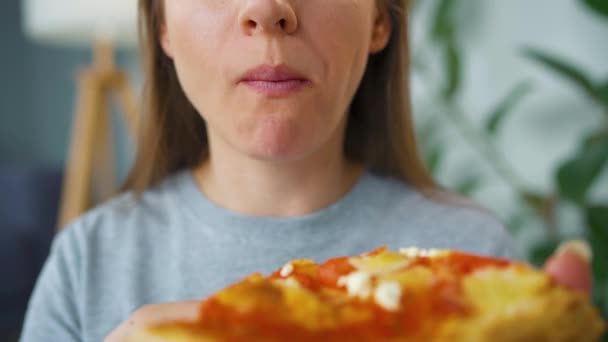 Nő pizzát eszik. Közelkép. A gyors harapások és az egészségtelen ételek fogalma — Stock videók