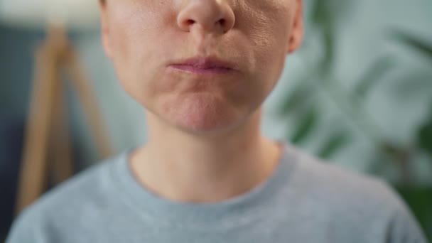 Frau isst süßen rosa Donut mit Marshmallows. Nahaufnahme — Stockvideo