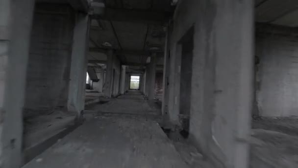 Дрони FPV літають маневруючи через покинуту будівлю. Пост-апокаліптичне місце без людей. — стокове відео