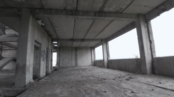 El dron FPV vuela maniobrable a través de un edificio abandonado. Ubicación post-apocalíptica sin personas — Vídeo de stock