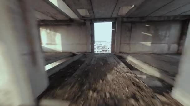 FPV drone vole manœuvrable à travers un bâtiment abandonné. Emplacement post-apocalyptique sans personne — Video