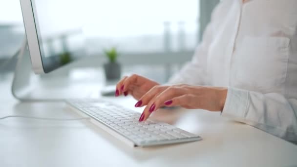 女人在电脑键盘上打字。远程工作的概念. — 图库视频影像