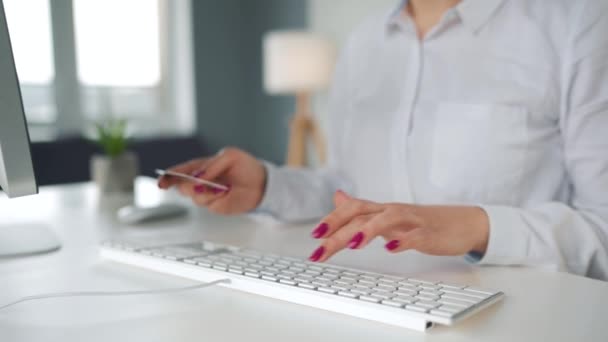 Een vrouw die creditcardnummer typt op een toetsenbord. Ze doet online aankopen. Online betalingsdienst. — Stockvideo