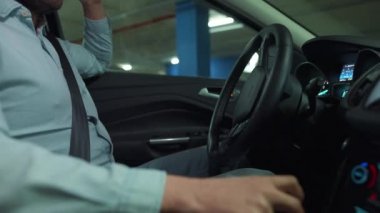 Otomatik otopark için otopark pilotu kullanan bir adam yenilikçi bir otomobil kullanıyor. Hızlandırılmış video