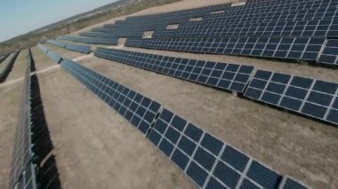 Güneş panellerinden oluşan bir alanın üzerinden hızlı ve manevra kabiliyeti yüksek bir uçuş. Ekolojik yenilik.