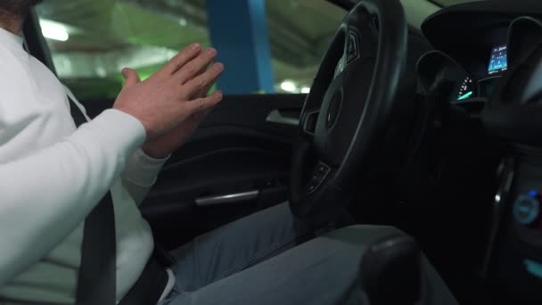 Homem dirigindo em carro automatizado inovador usando piloto automático de auto-estacionamento para estacionamento no estacionamento — Vídeo de Stock