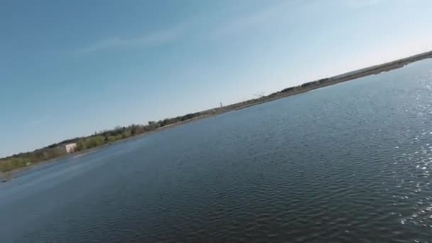 Voo rápido e manobrável sobre o lago com juncos. Filmado em drone FPV — Vídeo de Stock