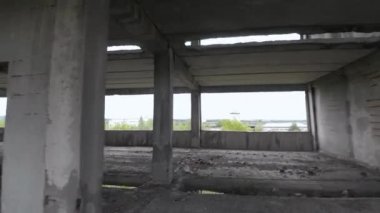 FPV İHA 'sı terk edilmiş bir binanın içinde manevra yapabiliyor. İnsanlar olmadan kıyamet sonrası konumu
