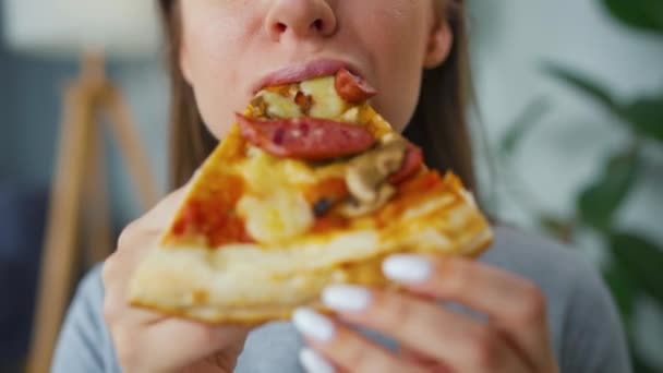 Kobieta je pizzę. Zbliżenie. Pojęcie szybkiego gryzienia i niezdrowej żywności — Wideo stockowe