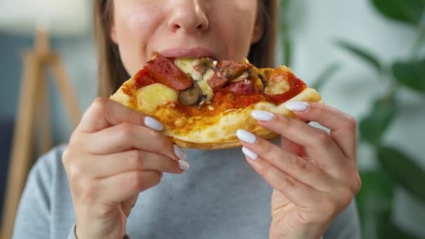 Mujer comiendo pizza. Primer plano. Concepto de picaduras rápidas y alimentos poco saludables — Vídeos de Stock