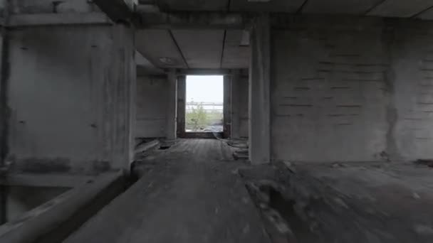 El dron FPV vuela maniobrable a través de un edificio abandonado. Ubicación post-apocalíptica sin personas — Vídeos de Stock