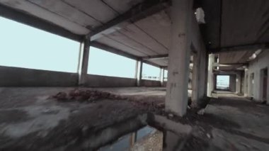 FPV İHA 'sı terk edilmiş bir binanın içinde manevra yapabiliyor. İnsanlar olmadan kıyamet sonrası konum belirlemek. Kış, kar, soğuk