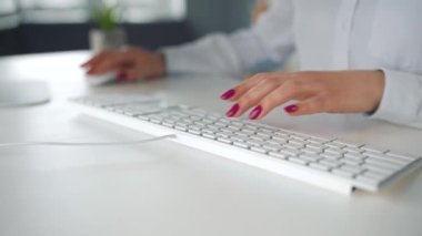 Bilgisayar klavyesinde yazan bir kadın. Uzak çalışma kavramı.
