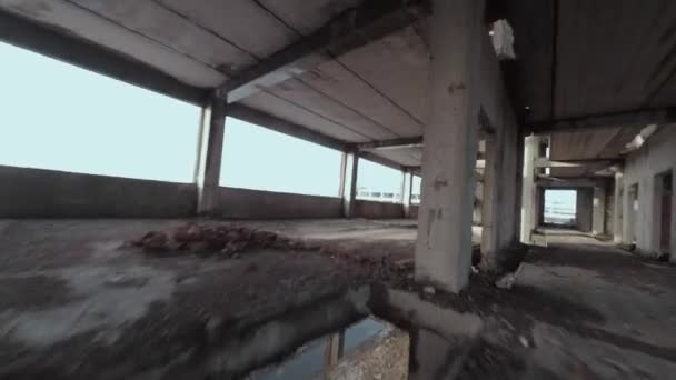 El dron FPV vuela maniobrable a través de un edificio abandonado. Ubicación post-apocalíptica sin gente. Invierno, nieve, frío — Vídeos de Stock