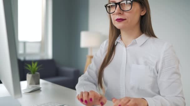 Mulher digitando em um teclado de computador. Conceito de trabalho remoto. — Vídeo de Stock