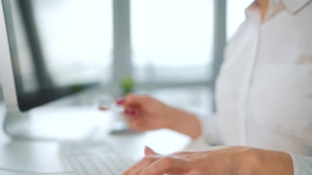 Mujer escribiendo el número de tarjeta de crédito en el teclado de la computadora. Está haciendo compras en línea. Servicio de pago en línea. — Vídeo de stock