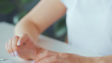 Bilgisayar klavyesinde yazı yazan kadın elleri. Uzak çalışma kavramı.