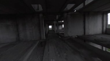 FPV İHA 'sı terk edilmiş bir binanın içinde manevra yapabiliyor. İnsanlar olmadan kıyamet sonrası konumu