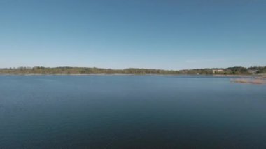 Sazlıklarla gölün üzerinden hızlı ve manevra kabiliyeti yüksek bir uçuş. FPV insansız hava aracı ile çekildi