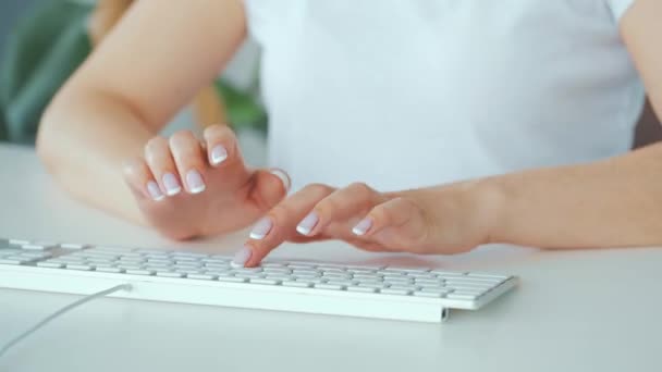 Mãos femininas digitando em um teclado de computador. Conceito de trabalho remoto. — Vídeo de Stock