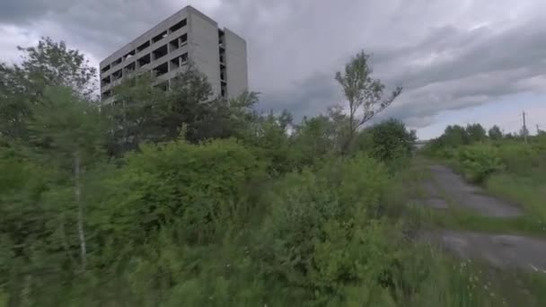 Dron FPV leci manewrowo przez opuszczony budynek. Miejsce post-apokaliptyczne bez ludzi — Wideo stockowe