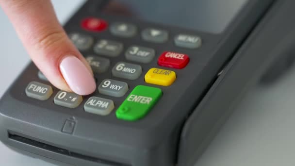Frau bezahlt mit kontaktloser Kreditkarte Drahtlose Geldtransaktion. Drahtloses Bezahlen — Stockvideo