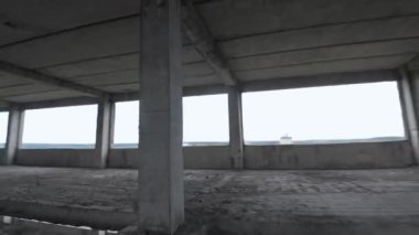 FPV İHA 'sı terk edilmiş bir binanın içinde manevra yapabiliyor. İnsanlar olmadan kıyamet sonrası konumu