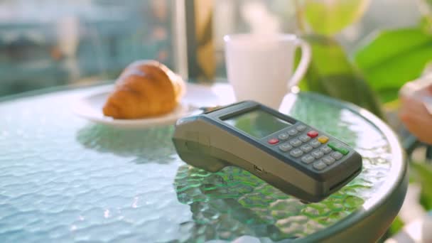 NFC hitelkártyás fizetés. Nő fizet érintésmentes hitelkártyával NFC technológiával egy kávézóban. Vezeték nélküli pénz tranzakció. Vezeték nélküli fizetés — Stock videók