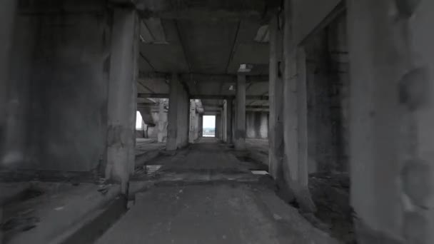 Дрони FPV літають маневруючи через покинуту будівлю. Пост-апокаліптичне місце без людей. — стокове відео