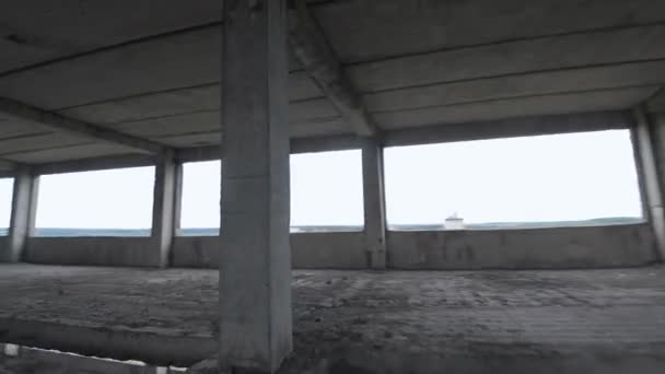 Dron FPV leci manewrowo przez opuszczony budynek. Miejsce post-apokaliptyczne bez ludzi — Wideo stockowe