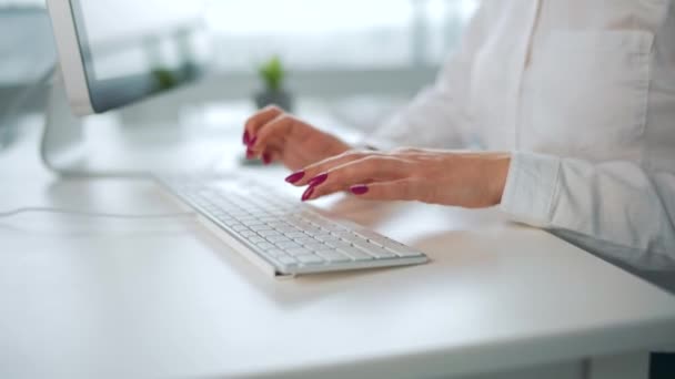 Kvinne skriver på et datamaskintastatur. Fjernarbeidsbegrep. – stockvideo