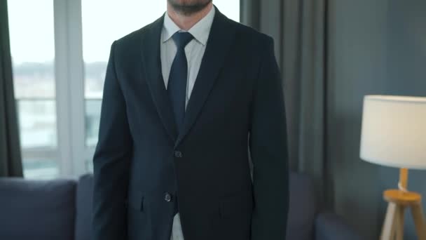 Portret mężczyzny rasy kaukaskiej w okularach ubranego w formalną kurtkę i bieliznę sprawiający, że poważny biznes wygląda w nowoczesnym mieszkaniu — Wideo stockowe