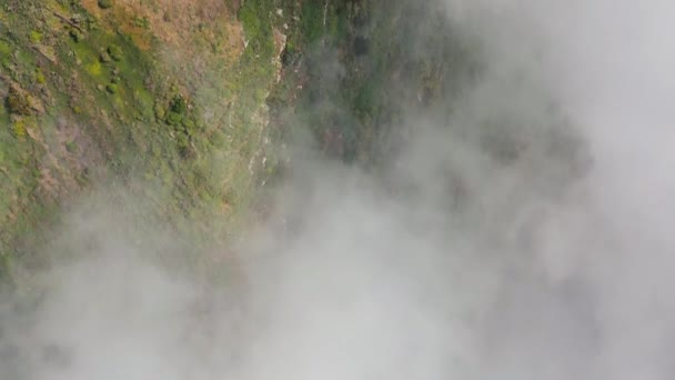 Veduta aerea dei pendii montuosi a livello delle nuvole coperti di vegetazione verde. Isole Canarie, Spagna — Video Stock