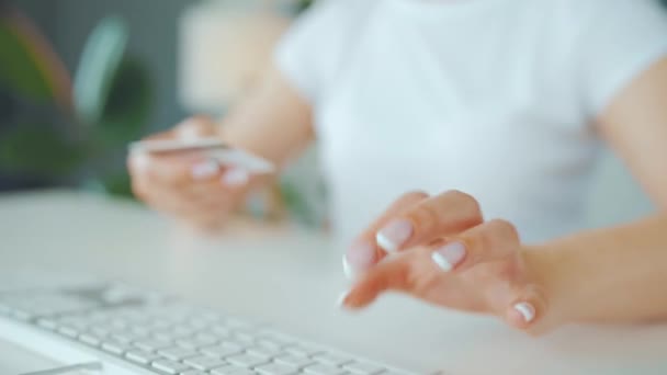 Mujer escribiendo el número de tarjeta de crédito en el teclado de la computadora. Está haciendo compras en línea. Servicio de pago en línea. — Vídeo de stock