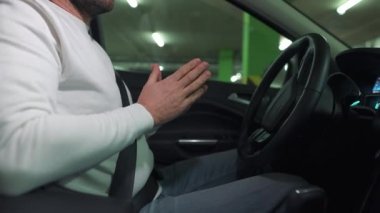 Otomatik otoparkta otopark için otomatik pilot kullanan bir adam yenilikçi bir şekilde araba kullanıyor.
