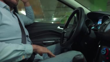 Otomatik otoparkta otopark için otomatik pilot kullanan bir adam yenilikçi bir şekilde araba kullanıyor.