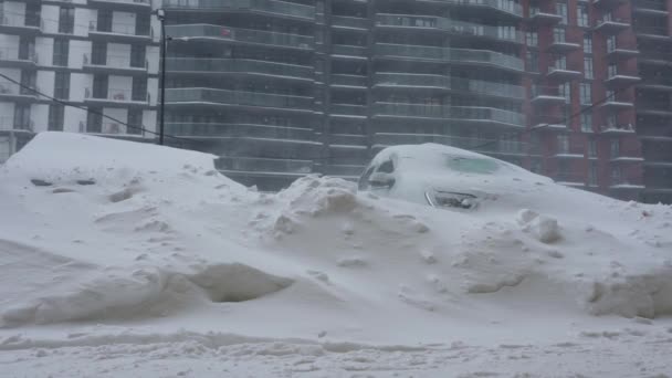 Auta pokrytá sněhem po sněhové bouři. Rezidenční budova v pozadí. — Stock video
