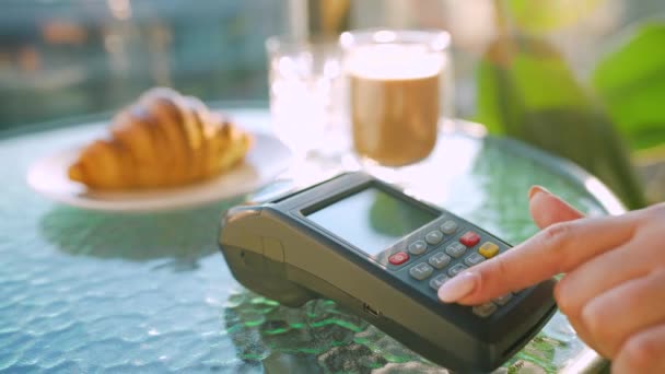 Pembayaran tanpa kontak dengan smartphone. Konsep pembayaran nirkabel. Close-up, perempuan yang menggunakan teknologi NFC dompet nirtunai smartphone untuk membayar ketertiban di terminal bank di sebuah kafe. — Stok Video