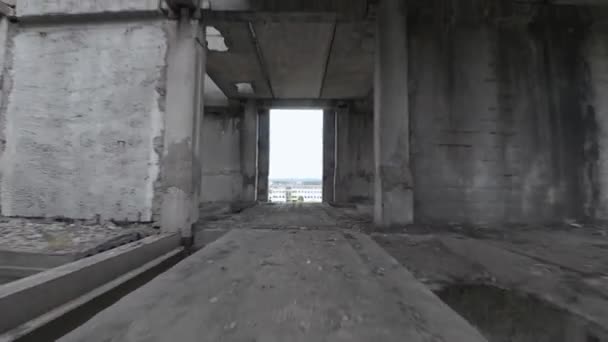Dron FPV szybko przelatuje przez opuszczony budynek. Miejsce post-apokaliptyczne bez ludzi — Wideo stockowe