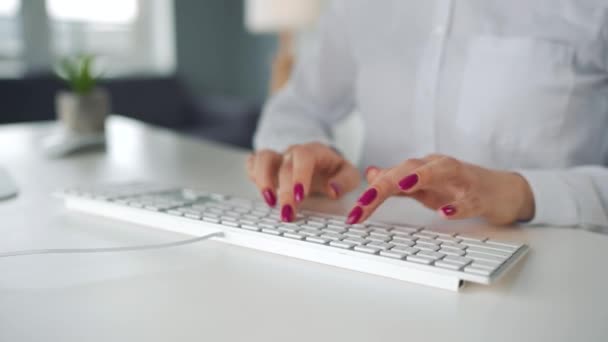 Mujer escribiendo en un teclado de computadora. Concepto de trabajo remoto. — Vídeo de stock