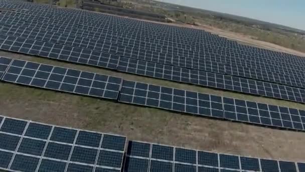 Soepele en wendbare vlucht over een veld van zonnepanelen. Ecologische innovatie. — Stockvideo