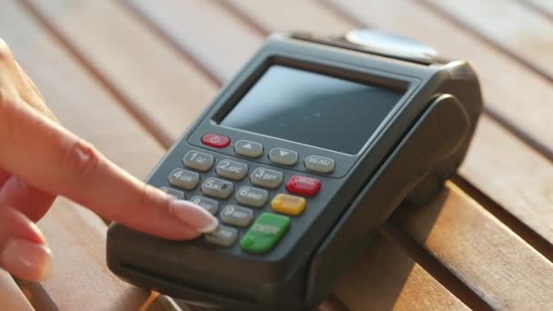 NFC-Kreditkartenzahlung. Frau bezahlt mit kontaktloser Kreditkarte mit NFC-Technologie. Drahtlose Geldtransaktion. Drahtloses Bezahlen — Stockvideo