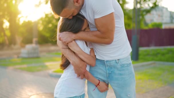 Ojciec przytula córkę. Pojęcie miłości rodzicielskiej i szczęścia rodzinnego. — Wideo stockowe