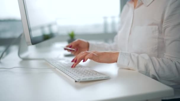 Mujer escribiendo el número de tarjeta de crédito en el teclado de la computadora. Está haciendo compras en línea. Servicio de pago en línea. — Vídeo de stock