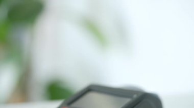 Temassız kredi kartıyla ödeme yapan kadın. Kablosuz para transferi. Kablosuz ödeme
