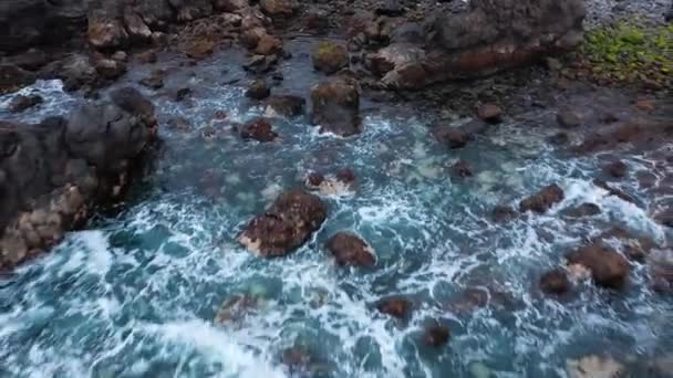 테네리페 섬의 바위투성이 해안을 비행하는 것이었다. 해안에 도달하는 바 다 물결의 공중 드론 영상 — 비디오