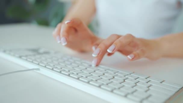 Mãos femininas digitando em um teclado de computador. Conceito de trabalho remoto. — Vídeo de Stock