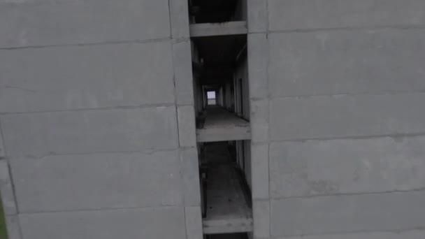 O drone FPV voa rápido através de um edifício abandonado. Localização pós-apocalíptica sem pessoas — Vídeo de Stock