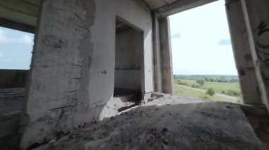 FPV insansız hava aracı terk edilmiş bir binanın içinde hızla uçuyor. İnsanlar olmadan kıyamet sonrası konumu