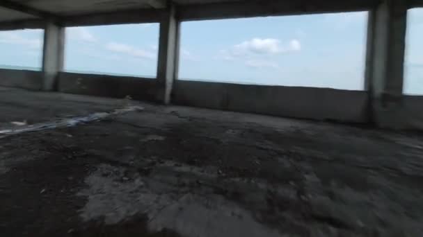 O drone FPV voa rápido dentro de um prédio abandonado. Localização pós-apocalíptica sem pessoas — Vídeo de Stock
